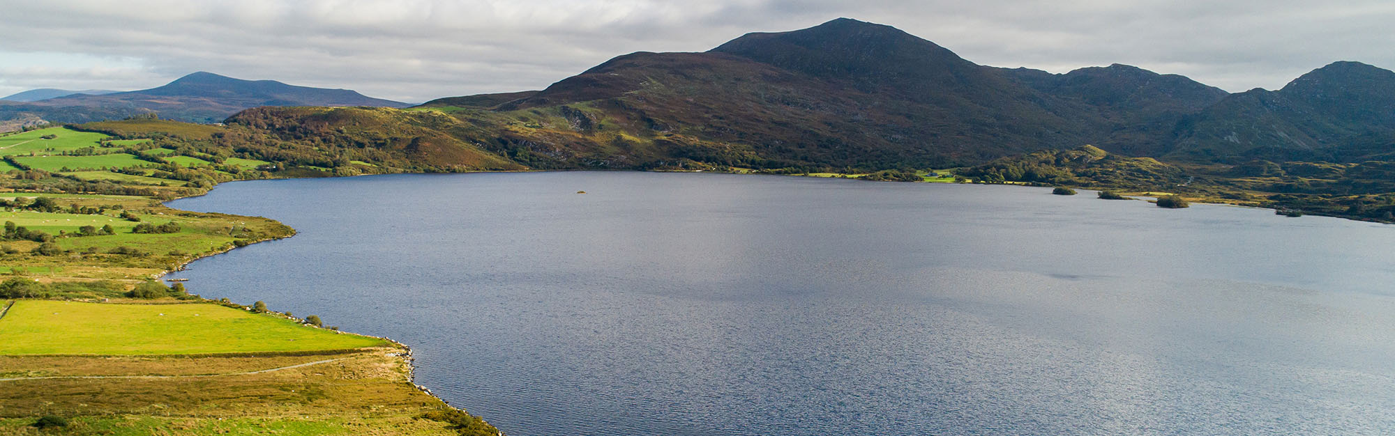 Loch Coiteáin, Ciarraí - grianghraf ó dhrón ón aer den loch agus na sléibhte sa chúlra