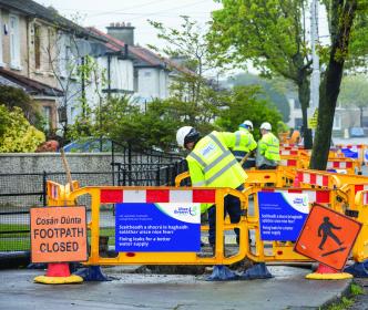 Worker with his back to us showing the UÉ logo on his hi vis vest